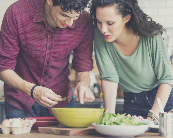 Casal juntos cozinhar — Fotografia de Stock