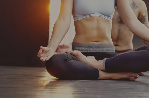 Kobieta i mężczyzna praktykowania jogi poza — Zdjęcie stockowe
