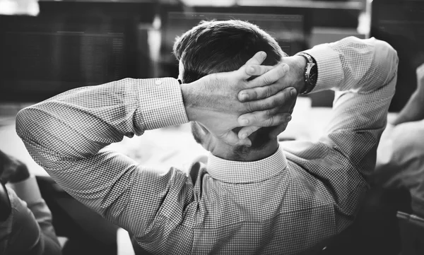 Geschäftsmann mit gekreuzten Händen am Nacken — Stockfoto