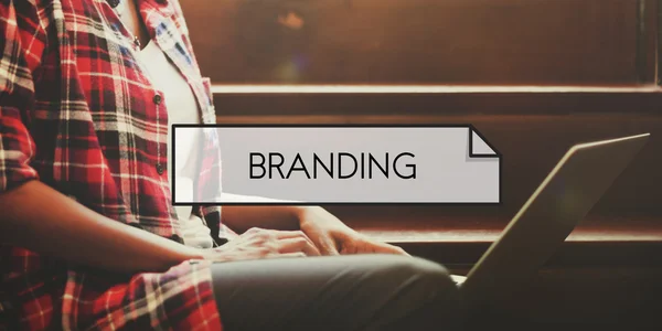 Donna che lavora su laptop con branding — Foto Stock