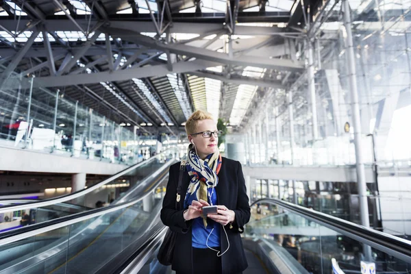 Affärskvinna som använder mobiltelefon — Stockfoto