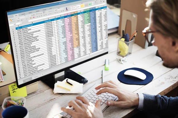 Geschäftsmann im Büro arbeitet mit Computer — Stockfoto