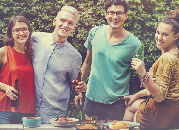 Vänner med öl på utomhus — Stockfoto