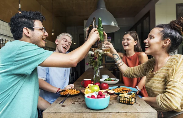 Amigos Felicidade na cozinha — Fotografia de Stock