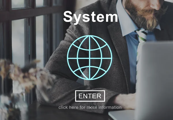 Affärsman som arbetar på laptop och system — Stockfoto