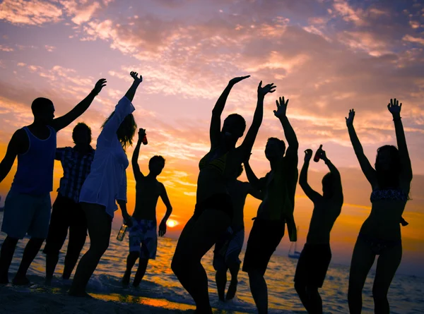 Amigos se divertindo juntos na praia — Fotografia de Stock