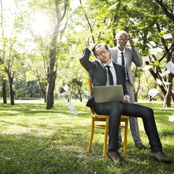 Empresario y Empresario al aire libre — Foto de Stock