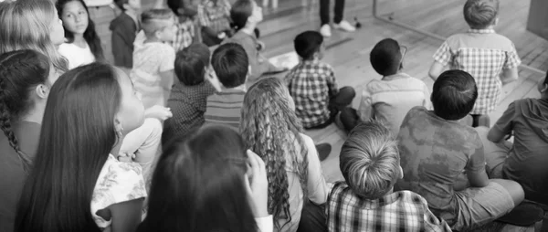Różnorodność dzieci razem w szkole — Zdjęcie stockowe