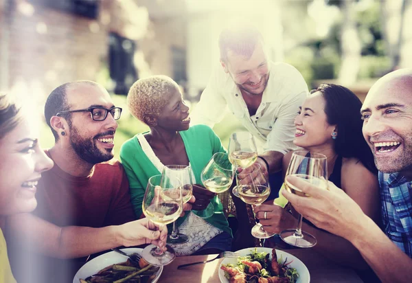 Amigos felizes comemorando — Fotografia de Stock