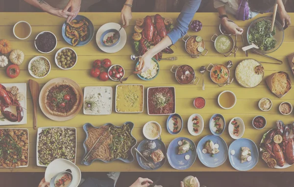 Amigos comiendo para la mesa grande —  Fotos de Stock