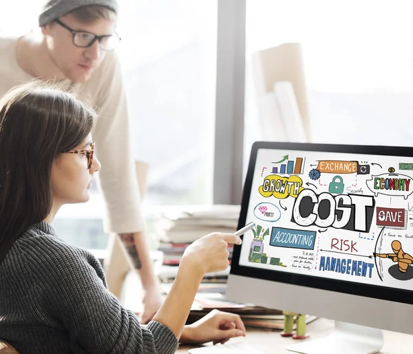 Mujer mostrando en monitor con costos — Foto de Stock