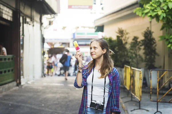 Chica con helado Viajar — Foto de Stock