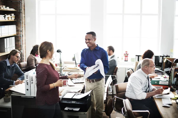 Uomini d'affari che lavorano in ufficio — Foto Stock