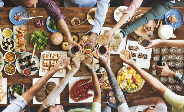 Amigos comiendo para la mesa grande — Foto de Stock