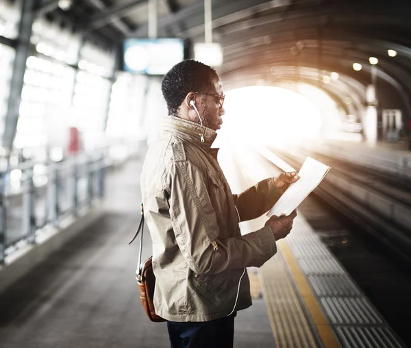 Бізнесмен читає щось на вокзалі — стокове фото
