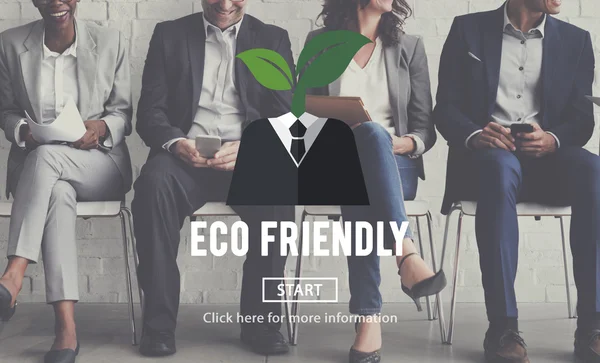Mensen uit het bedrijfsleven tijdens bijeenkomst en eco vriendelijke — Stockfoto