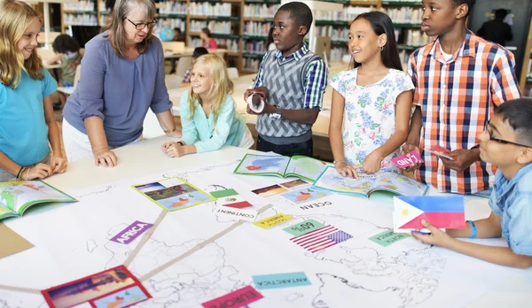 Leerlingen hebben les op school — Stockfoto