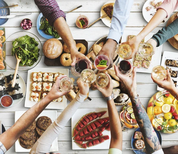 Amigos comiendo para la mesa grande —  Fotos de Stock