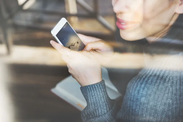 Mujer con dispositivo digital — Foto de Stock