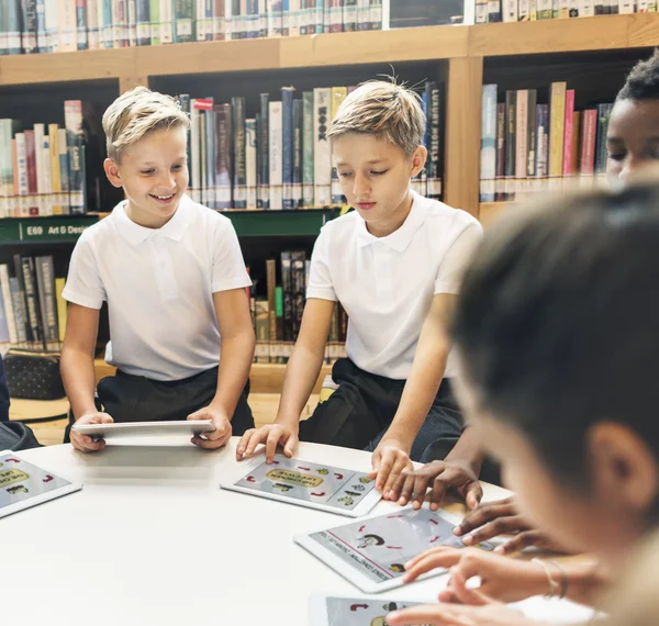 Bambini che utilizzano computer portatili — Foto Stock