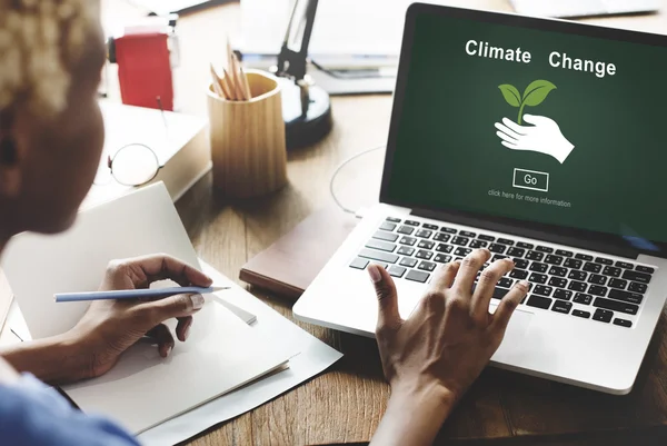 Mulher trabalhando no laptop com clima — Fotografia de Stock