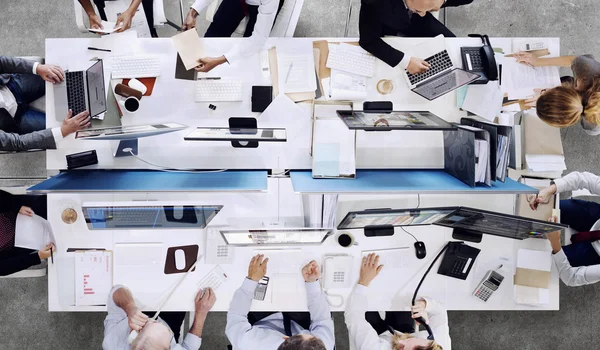 Podnikatelé v kanceláři, na schůzce — Stock fotografie