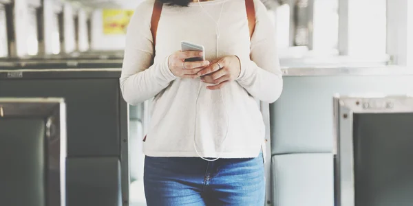 Asiatische Dame, die mit Telefon reist — Stockfoto