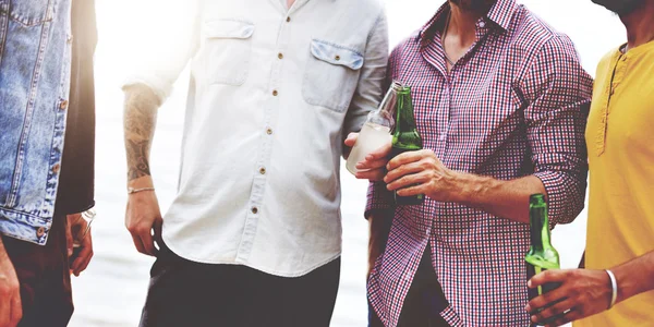 Glückliche Freunde haben Spaß im Sommer — Stockfoto