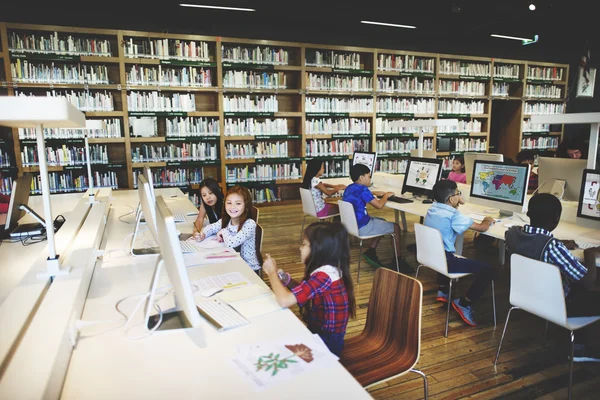 Sala de aula de informática na escola — Fotografia de Stock