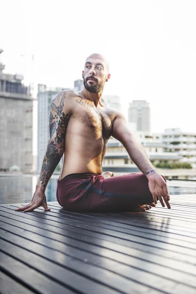 Pose-Yoga beoefenen van man — Stockfoto