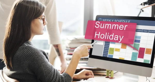 Žena ukazuje na monitoru s letní dovolená — Stock fotografie