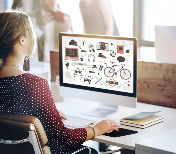 モニターのライフ スタイルとコンピューター — ストック写真