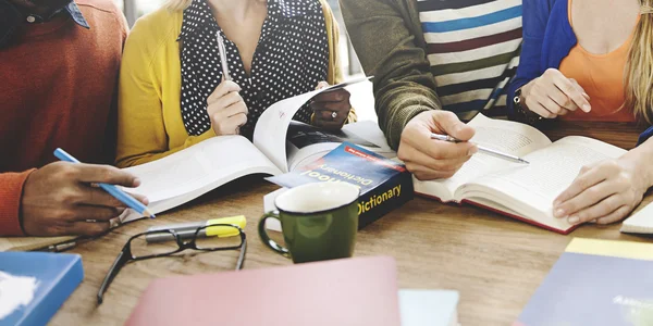 Studenti che imparano nel caffè — Foto Stock