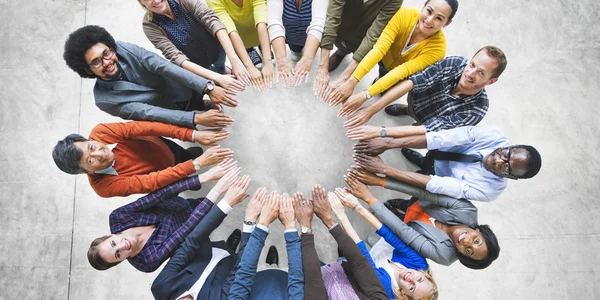 Multietniskt grupp människor i cirkel — Stockfoto