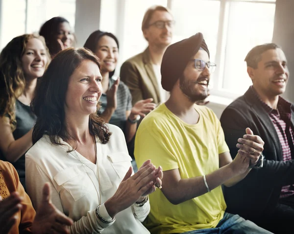 Diversità persone applaudendo — Foto Stock