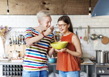 Çift birlikte yemek