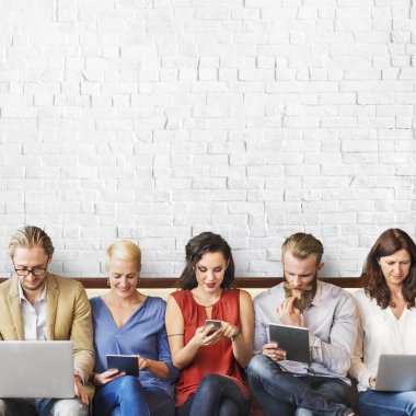 insanlar çeşitli dijital cihazlar ile oturmak  