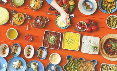 arkadaşlar büyük tablo için yemek