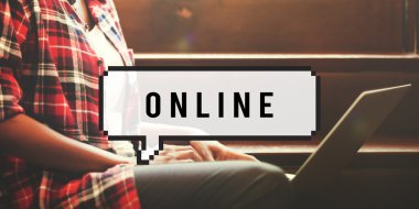 online ile dizüstü bilgisayar üzerinde çalışan kadın
