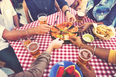 Pizza dilimleri alarak arkadaşlar 