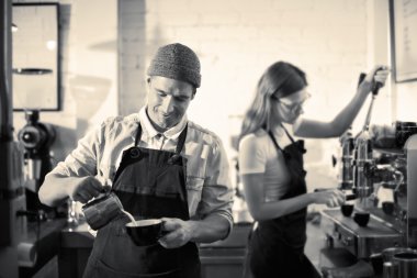 Barista kahve yapıyor makine 