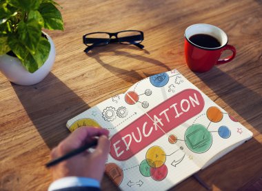 Eğitim kavramı ile çalışan adam