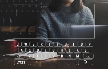 Dijital aygıt ve kahve ile Asyalı kadın 