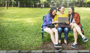 Çok güzel anne ve kızları