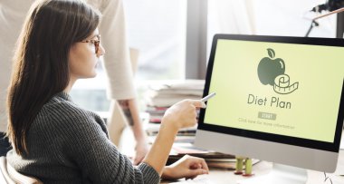 diyet planı ile monitörde gösterilen kadın
