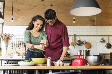 Çift birlikte yemek