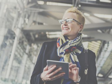 Dijital tablet kullanan iş kadını