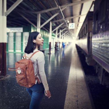 Asya Bayan seyyar telefon ile