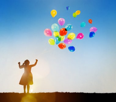 Renkli balonları olan kız