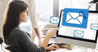 mail ile monitörde gösterilen kadın